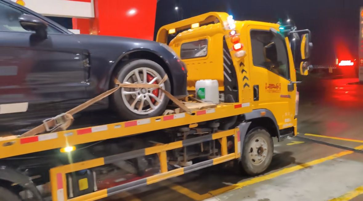 开封行车途中遇到突发状况该如何呼叫道路救援？
